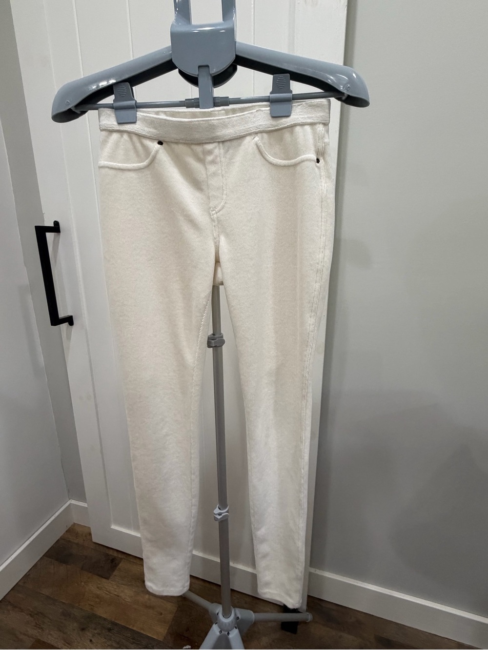 HUE Cream Skinny Ribbed Pants
